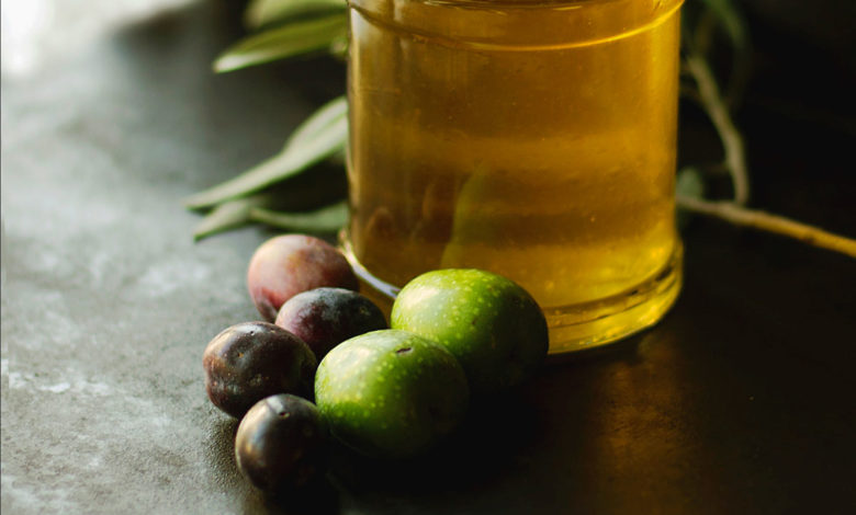 Olivenöl gegen Falten pur auf das Gesicht